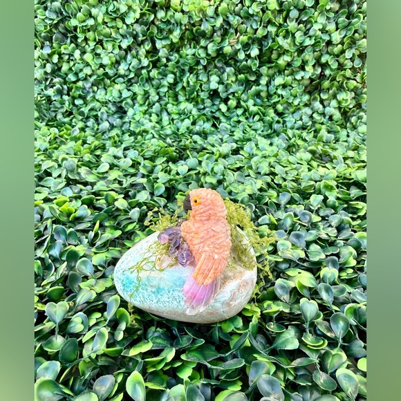 Parrot carving on Blue Caribbean Calcite - Picture 2 of 8